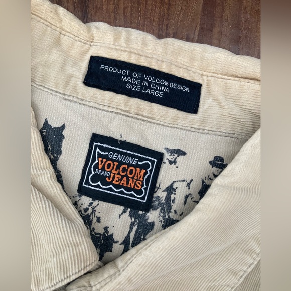 Assorted Button-Up Shirts Collection - Picture 10 of 12